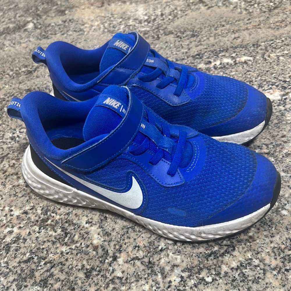 Nike revolution blue shoes 2Y